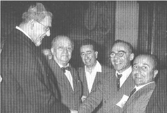 Mons. Gaetano Pollio (1911-1991) stringe la mano al Sindaco Giorgio La Pira, durante un convegno degli scrittori cattolici a Napoli il 17 Settembre 1954