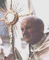 Il Santissimo Sacramento di Gesu' benedice il mondo e la fatica umana con le mani del Santo Padre Giovanni Paolo IIº